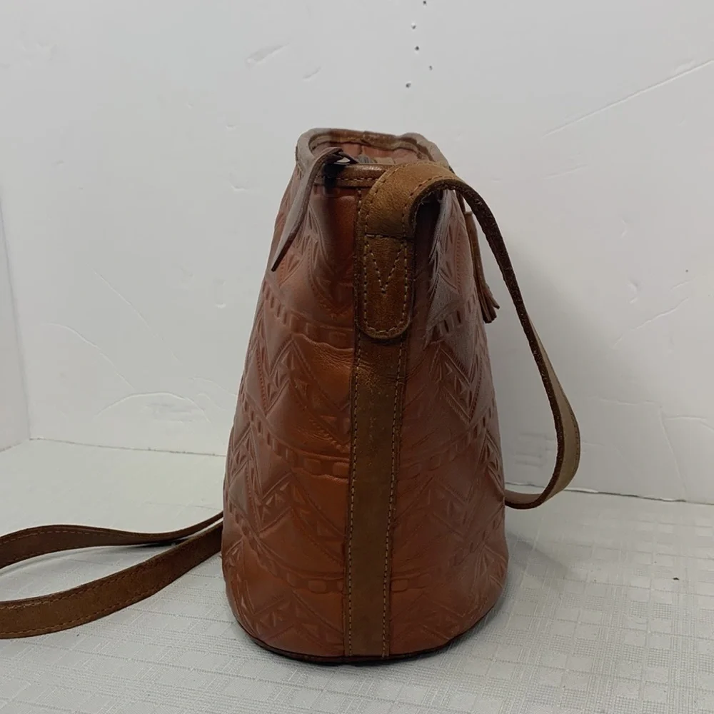 UNSIA MADE IN URUGUAY leather bucket style zip top bag